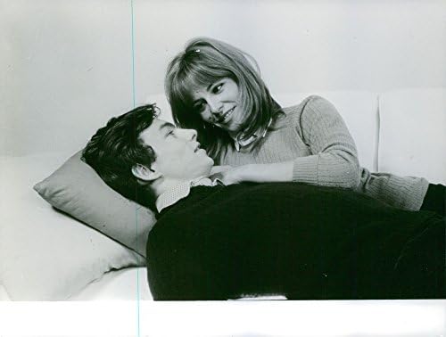 Vintage fotografija Nathalie Delon kako leži sa Michelom Jacquesom Boisrondom.