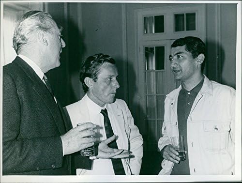 Vintage fotografija Stuarta Burgea i Anthonyja Havelocka-Allana koji vode dijalog s novinarom tokom