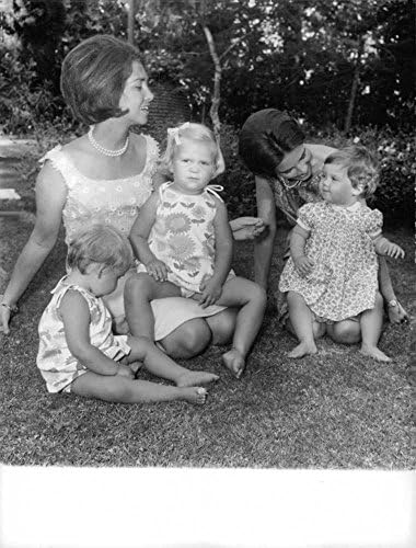 Vintage fotografija supruge Huana Karlosa i Sofije sa svojom decom.