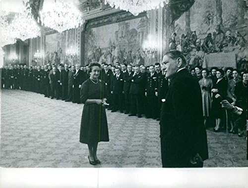 Vintage fotografija Rene Coty tokom ceremonije.