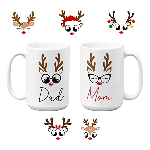 Porodica koja odgovaraju krili za jelena za božićni odmor, tople čokoladne šalice, krigla božićna kafa,