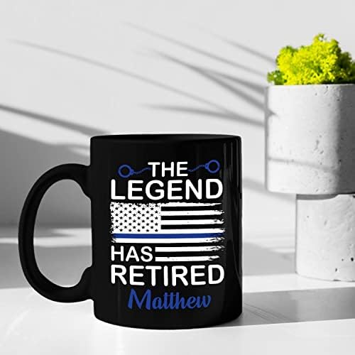 Personalizirani IME IME LEGEND ima penzionirani šalica za kafu 11 oz 15 oz, prilagođena američka policija zastava crna keramička krigla, američka zastava Policijski oficir Kup za kafu, policijsko putovanje za muškarce